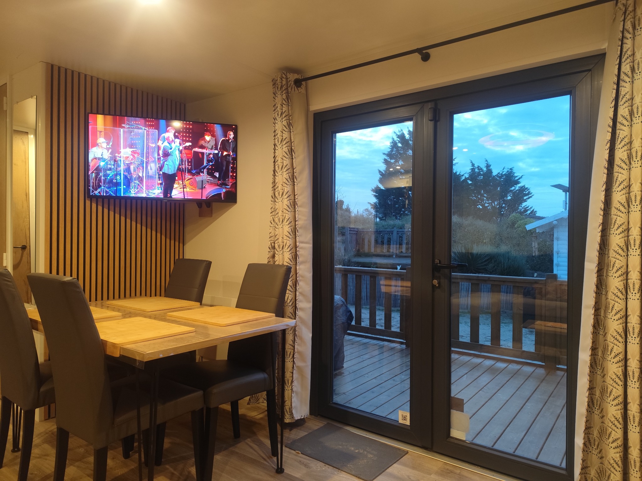 Coin repas – Le coin repas avec vue sur la terrasse