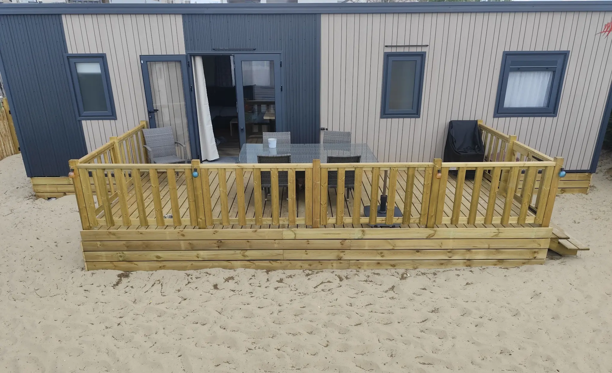 Le mobil-home – La façade et sa grande terrasse