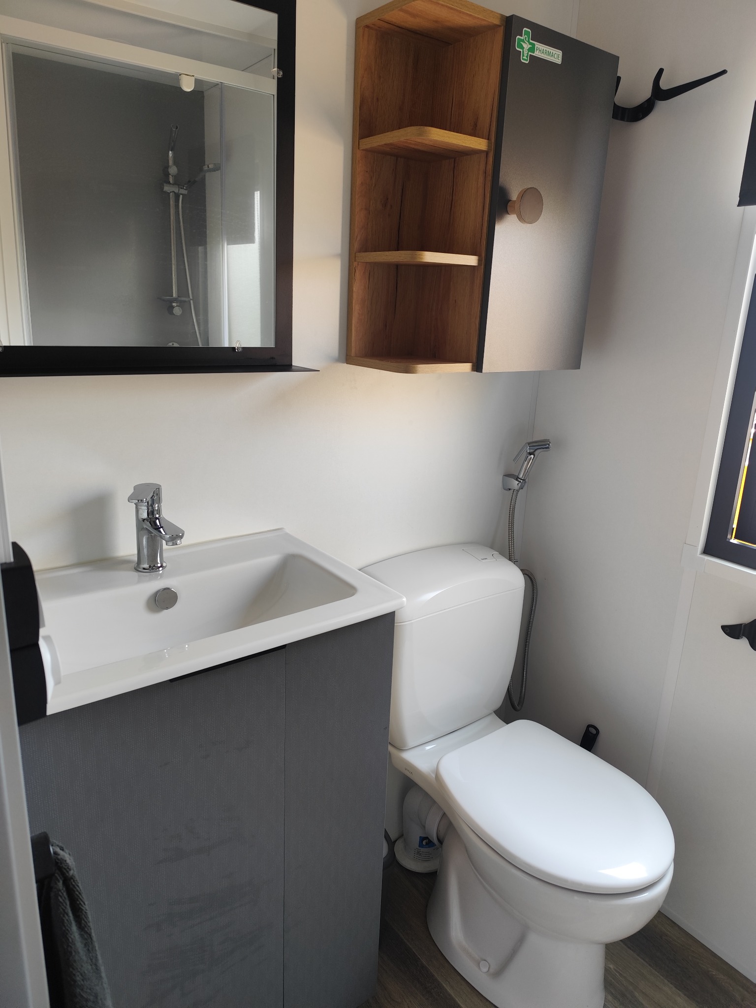 Lavabo, rangements et WC de la salle d’eau de la suite parentale