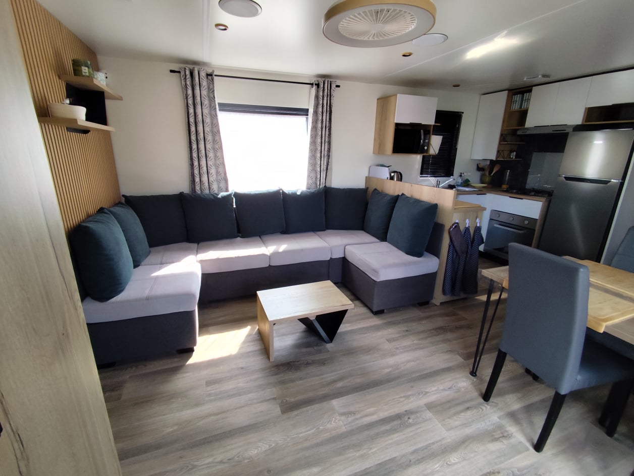 Salon lumineux du mobil-home