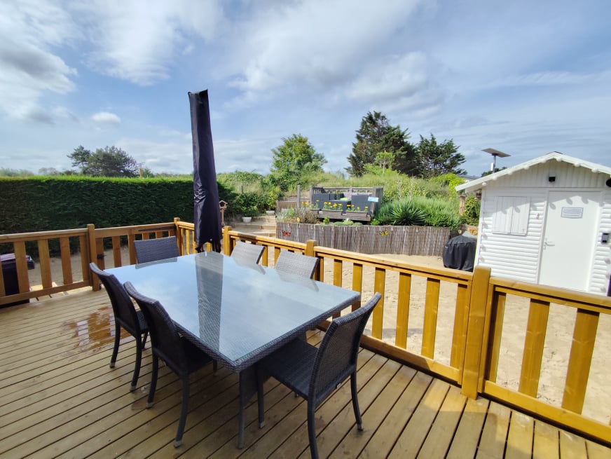 Extérieur – Une terrasse au pied de la dune