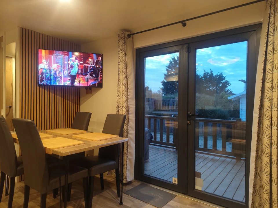 Coin repas – Le coin repas avec vue sur la terrasse