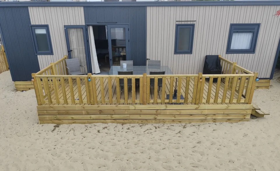 Le mobil-home – La façade et sa grande terrasse