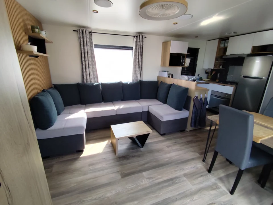 Salon lumineux du mobil-home